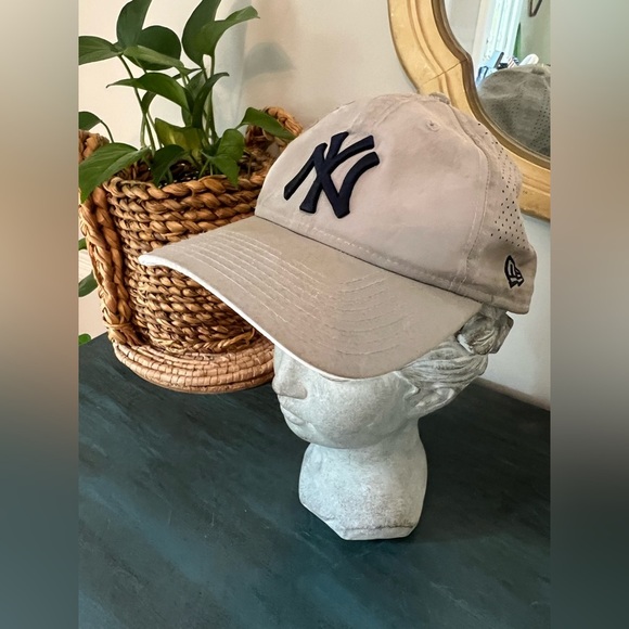 NY Yankees Grey mesh adjustable hat New Era. - Picture 1 of 5